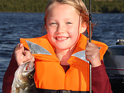 Barn upp till 13 år lär sig fiska. Foto: Joel Norlin/Sportfiskarna